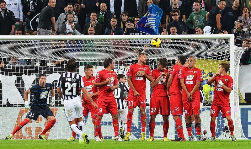 Napoli y Juventus ganan en Italia y siguen a la caza del Roma