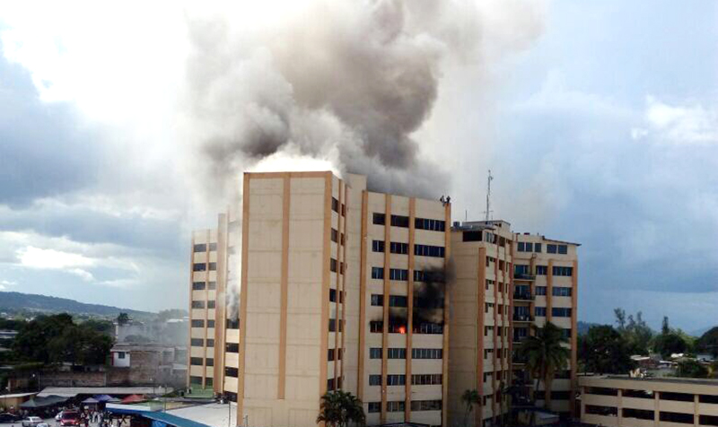 Varias víctimas en incendio en torre del ministerio de Hacienda de El Salvador