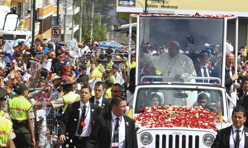 El papa Francisco llega a Roma tras su viaje a Ecuador, Bolivia y Paraguay