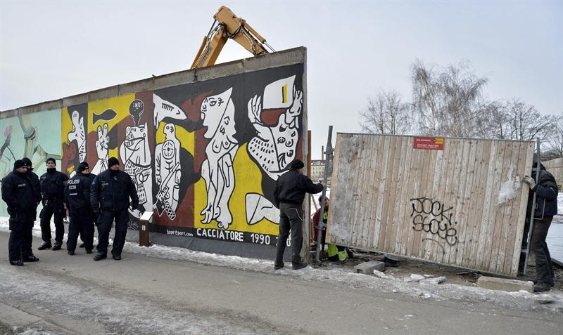 Reinician de madrugada el desmantelamiento de parte del Muro de Berlín