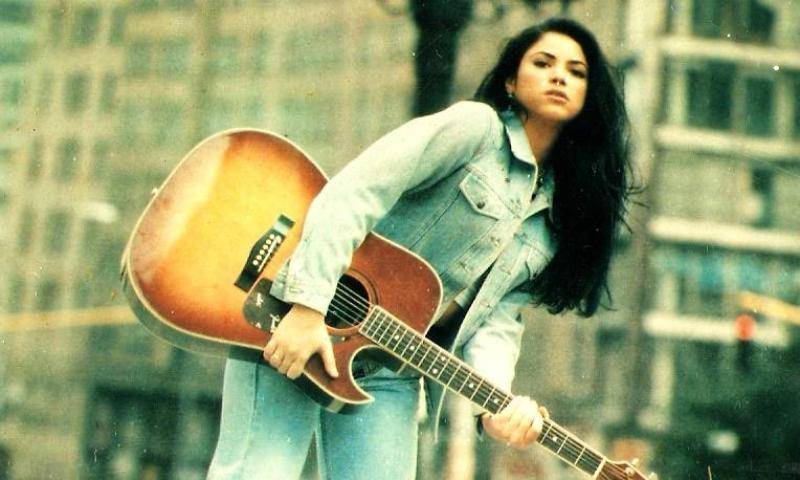 Shakira, pelinegra, de botas y jean azul, cantando canciones como Estoy Aquí, Antología o Dónde Estás Corazón, parecía una versión latina de Alanis Morissette o Natalie Imbruglia.