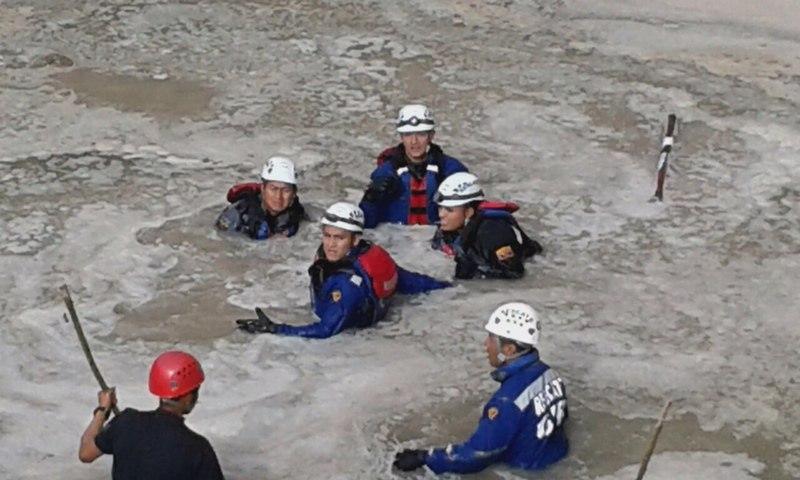 Rescatan a una persona en Catequilla tras sismo en Quito