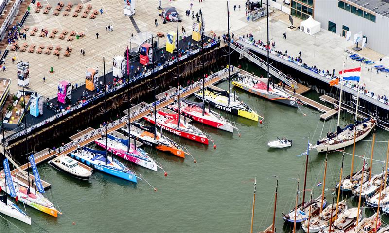 El Festival de los Barcos Dragón viste de color las aguas de Hong Kong
