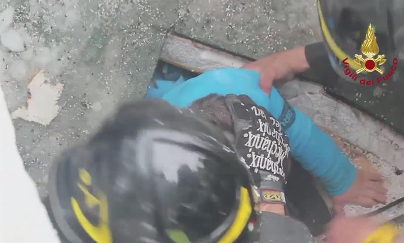 Son 8 los supervivientes hallados hasta ahora en hotel italiano sepultado