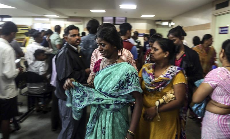 Los muertos por beber alcohol adulterado en la India alcanzan el centenar