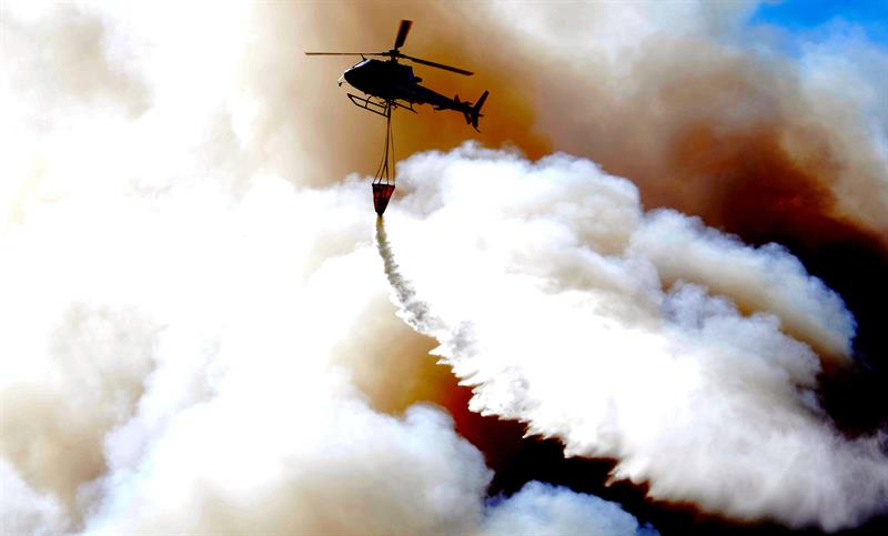 Siguen activos varios focos del incendio en Valparaíso