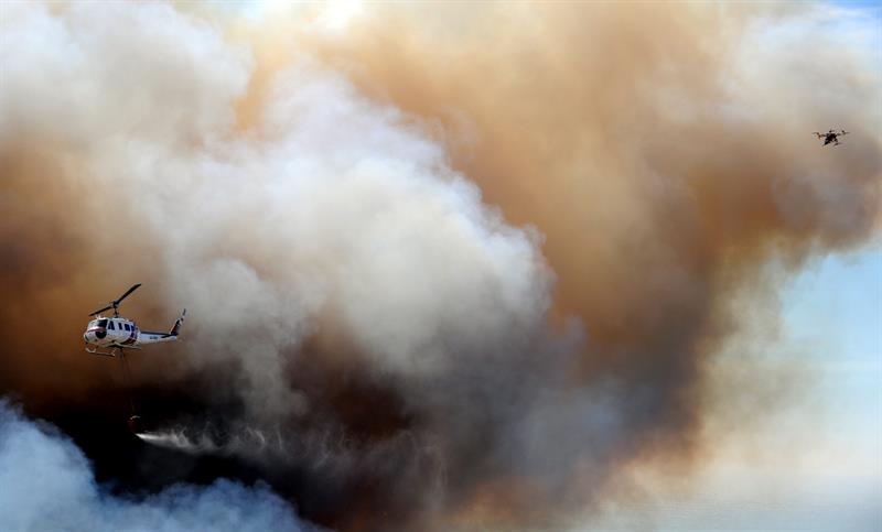 Siguen activos varios focos del incendio en Valparaíso