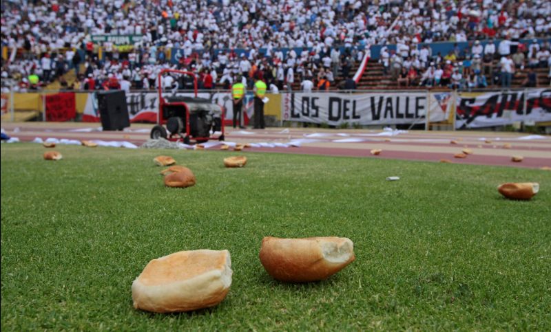 Liga pidió disculpas por lanzamiento de panes