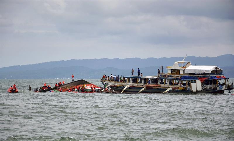 36 Muertos, 26 desaparecidos y 127 rescatados en un naufragio en Filipinas