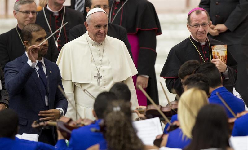 Papa llama a la demolición de &quot;todos los muros que aún hoy dividen el mundo&quot;