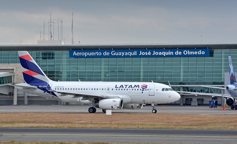 Ecuador estudia reanudar operaciones de aeropuertos el 1 de junio