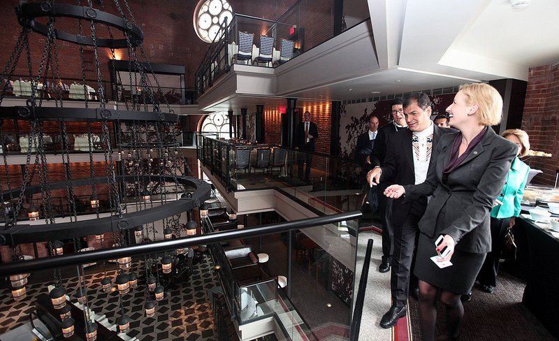 Correa visita una cárcel convertida en hotel al iniciar una gira por EE.UU.