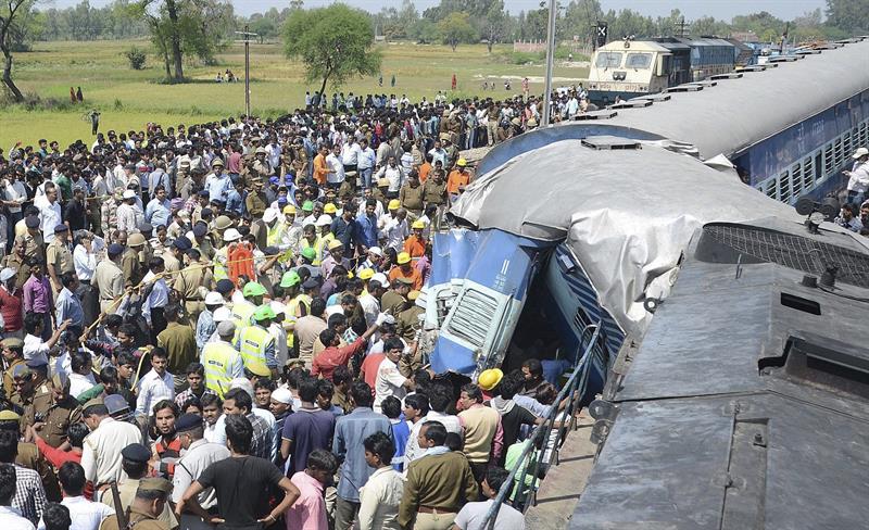 Al menos 34 muertos y 100 heridos en un accidente de tren en la India