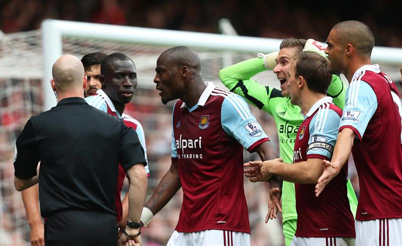 Dos penaltis de Gerrard mantienen líder al Liverpool