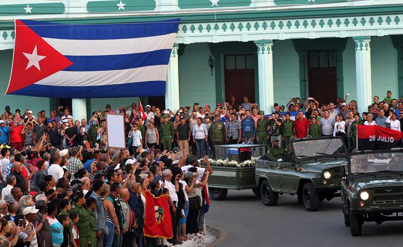 La caravana con las cenizas de Fidel Castro viaja hacia Bayamo