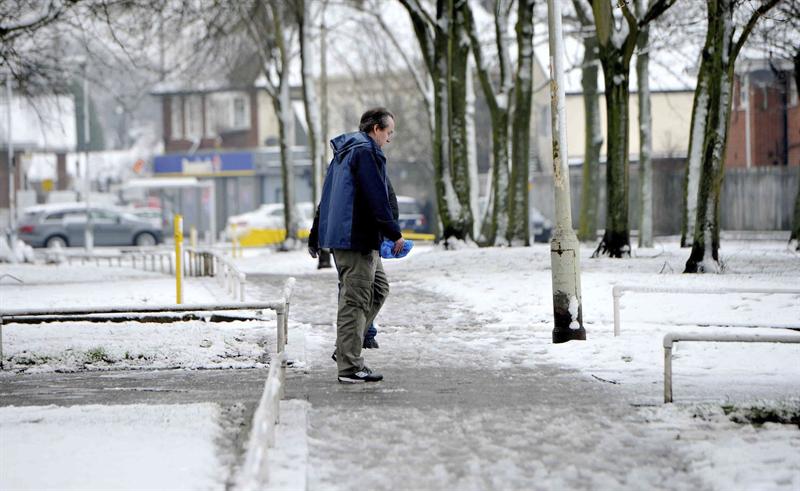 2 muertos y miles de hogares sin electricidad en Reino Unido por el frío