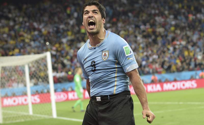 Suárez defiende en twitter a la &quot;Celeste&quot;