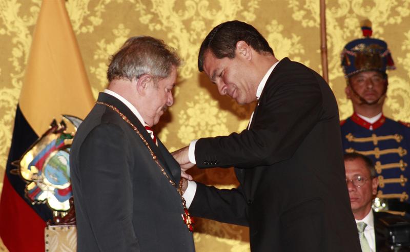 Correa recibe a Lula y le impone condecoración más antigua de Ecuador