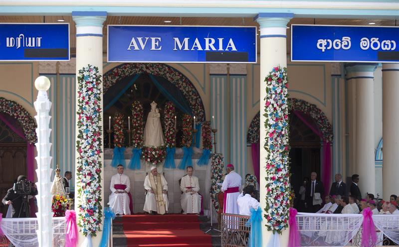 El papa visita de improviso un templo budista en Sri Lanka
