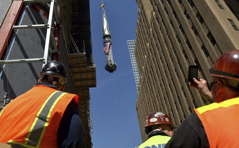 El One World Trade Center toca el cielo de Nueva York 11 años después del 11S