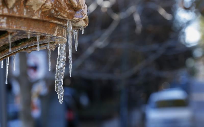 7 muertos y más de 100 atrapados en carreteras por ola polar en EE.UU.