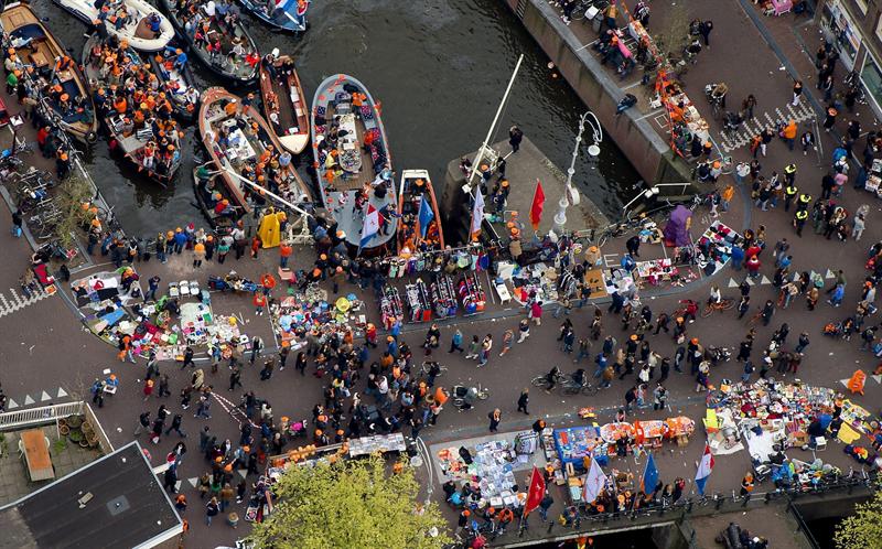 Holanda festeja en la calle a sus nuevos reyes