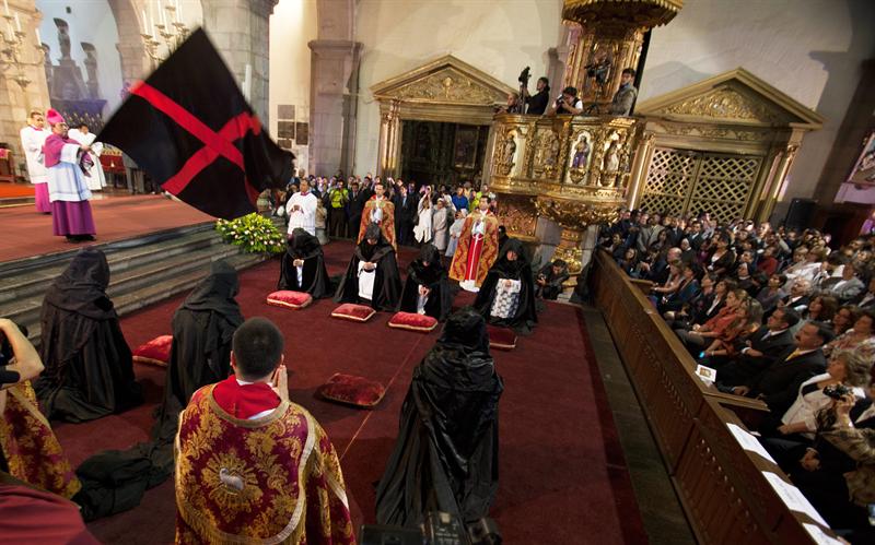 El &quot;Arrastre de caudas&quot;, un viejo rito católico que sobrevive en Quito
