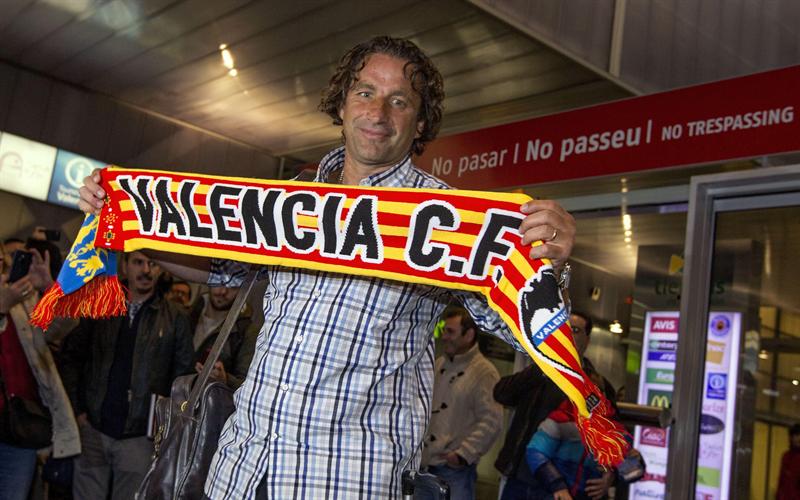 Juan Antonio Pizzi llegó a España para dirigir al Valencia