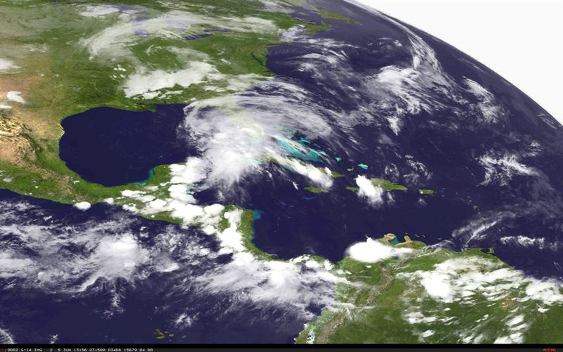 La tormenta &quot;Andrea&quot; comienza a empapar la costa oeste de Florida