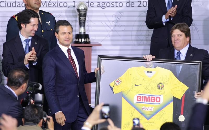 Presidente de México rinde un homenaje a Christian Benítez
