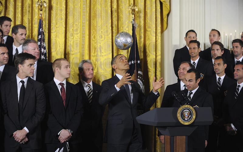 Barack Obama maniobró con un balón de fútbol al recibir al Galaxy