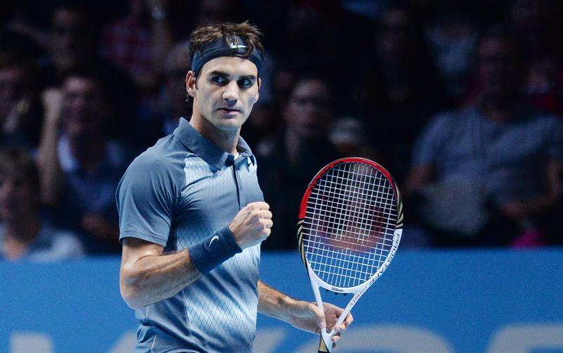 Djokovic vence a Federer y mantiene opciones de hacerse con el número uno