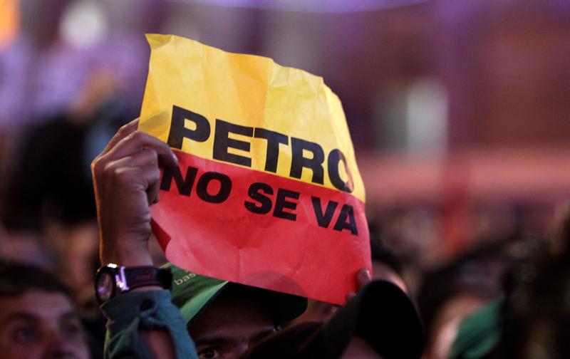 Miles de personas velan al alcalde de Bogotá para evitar que sea destituido