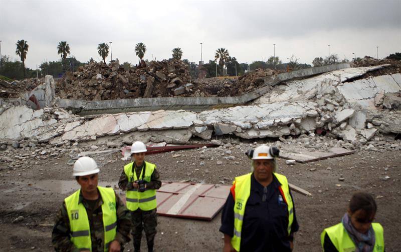 Con implosión destruyen gran estadio cubierto de Uruguay