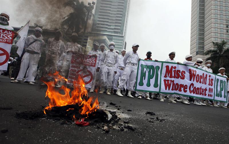 Musulmanes protestan contra celebración de Miss Mundo en Indonesia