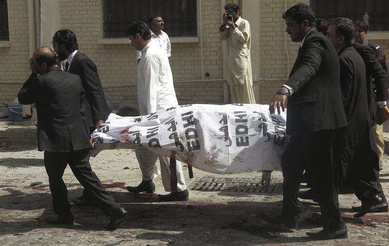 Atentado suicida causa 69 muertos y 108 heridos en un hospital de Pakistán