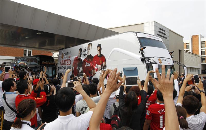 Decenas de seguidores reciben al Manchester United en Tailandia