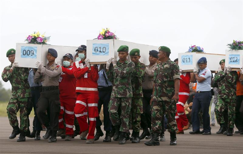 Recuperados 30 cadáveres del avión de AirAsia accidentado en el mar de Java