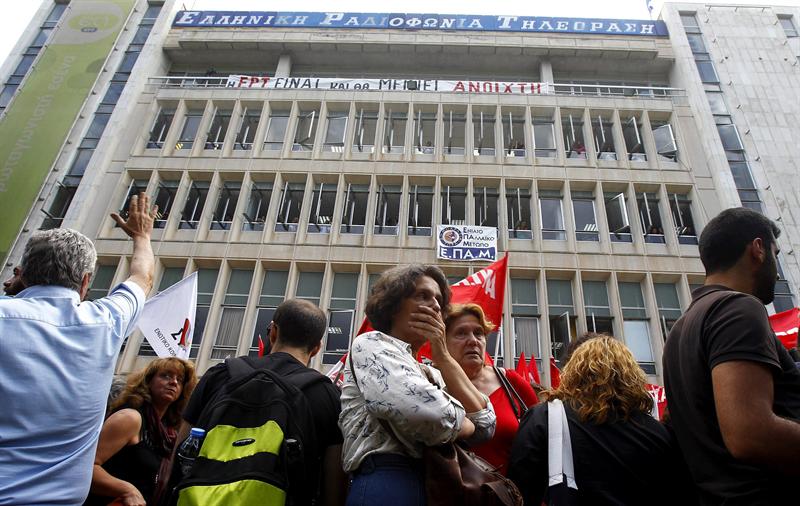 Sindicatos convocan a huelga por cierre de televisión pública griega