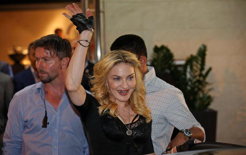 Madonna muestra sus dientes bañados en oro y diamantes
