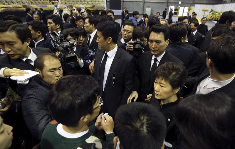 Número de muertes en ferri surcoreano hundido sube a 242