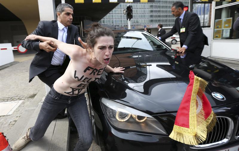 Activistas de Femen asaltan el coche del primer ministro tunecino en Bruselas