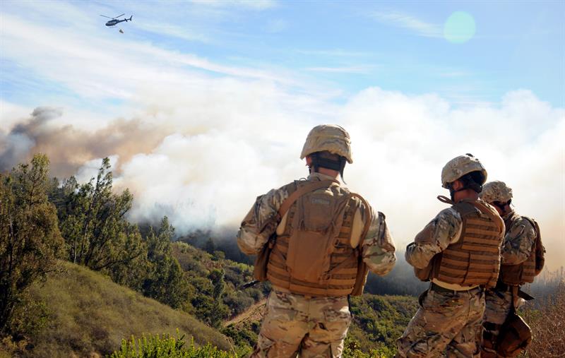 Siguen activos varios focos del incendio en Valparaíso