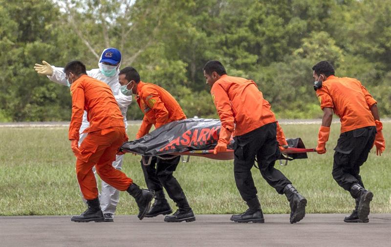 Vuelo de AirAsia: Indonesia reanuda la búsqueda de cuerpos de víctimas