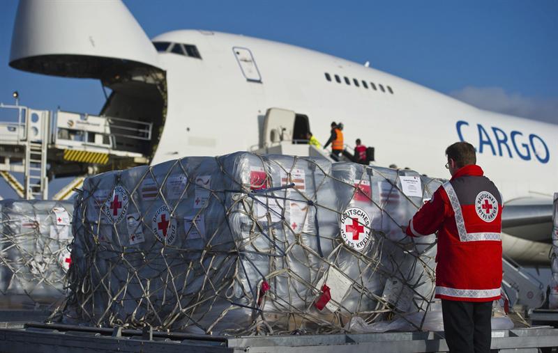 Tras seis días llega ayuda internacional a Filipinas