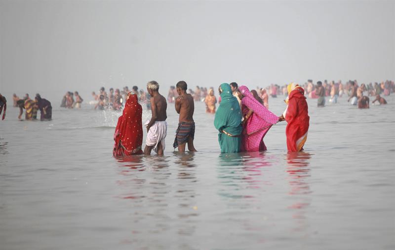 Aparecen al menos 80 cadáveres en el río Ganges en India
