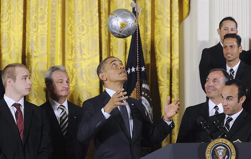 Barack Obama maniobró con un balón de fútbol al recibir al Galaxy