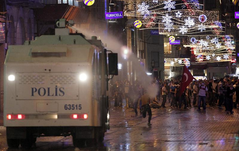 Protesta de los claveles en Taksim, desalojada por la policía turca