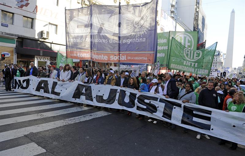 Argentina amanece paralizada por la huelga general de sindicatos opositores