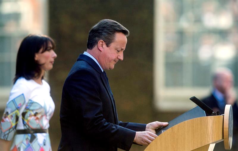 David Cameron confirma a Isabel II su intención de dimitir
